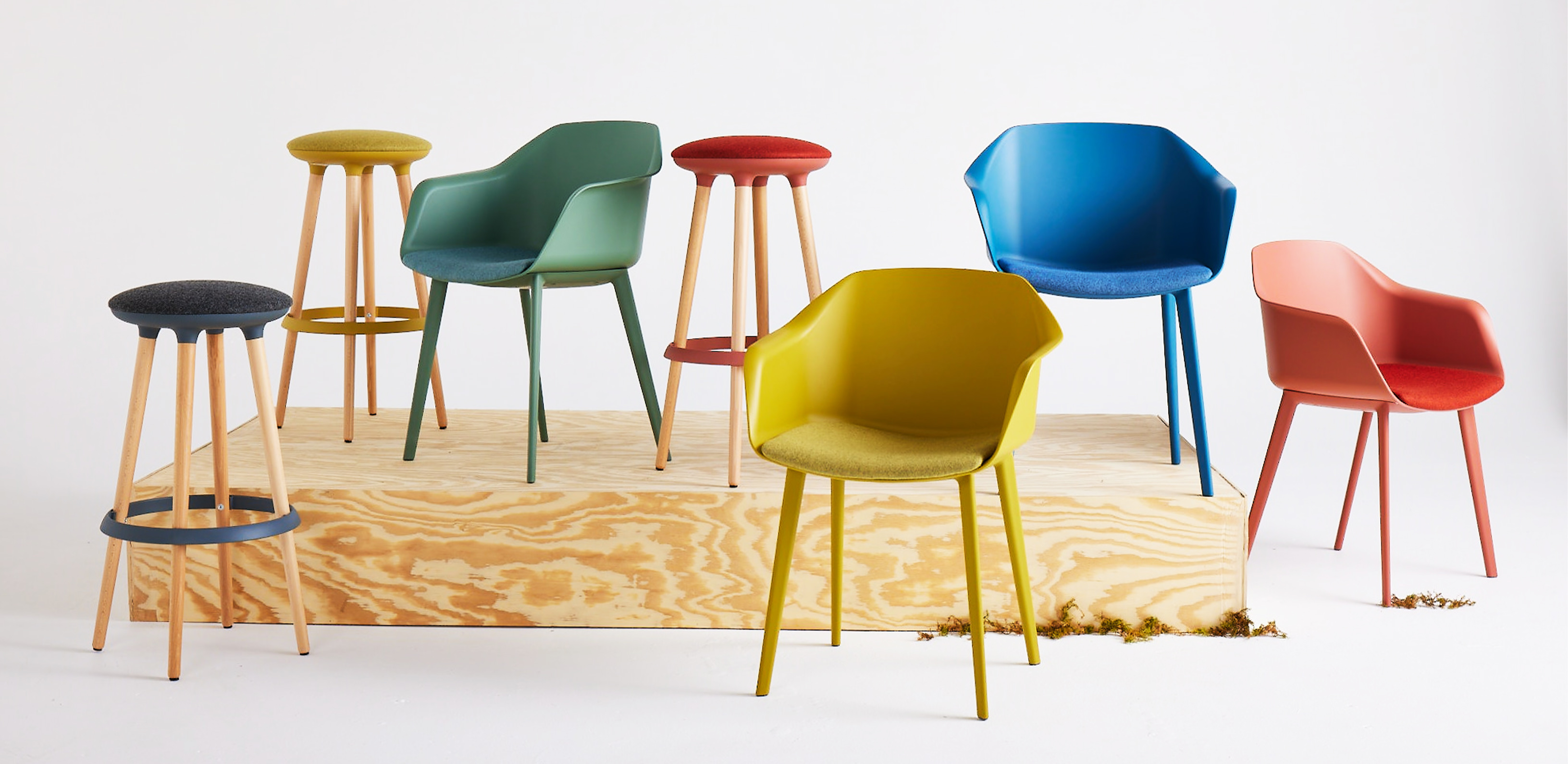 Coleurí chairs & Joí stools in all available colors.